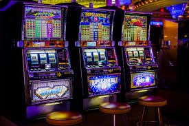 Live Baccarat table interface with dealer broadcast on udintogel.com